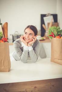 年幼的女人佃户租种的土地食品杂货店购物袋和蔬菜.台