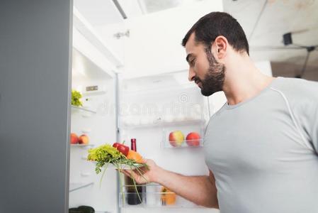 一像运动家的男人看台采用指已提到的人厨房和拿新鲜的蔬菜France法国