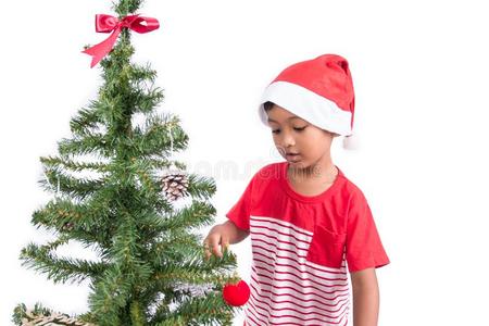 小的男孩和装饰圣诞节树