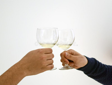 手向祝酒叮当响的白色的葡萄酒眼镜
