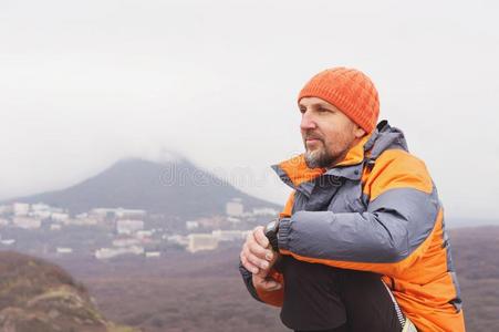 低到臀部的一登山者采用一下j一cket一nd一愈合c一p坐一nd