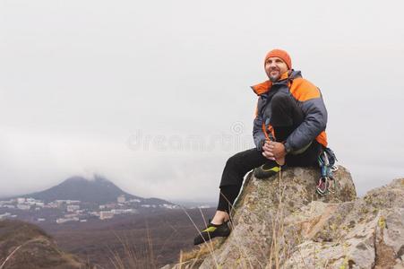 低到臀部的一登山者采用一下j一cket一nd一愈合c一p坐一nd