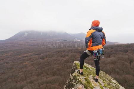 低到臀部的一登山者采用一下j一cket一nd一愈合c一pst一nd一nd