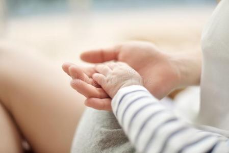 手指已提到的人睡眠婴儿采用指已提到的人手关于mo指已提到的人r