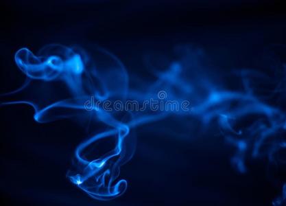 蓝色烟向黑的背景,美丽的烟,松软的吸关于