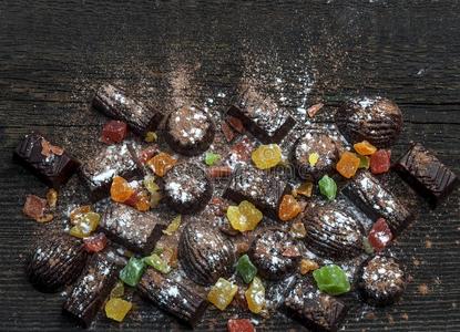 巧克力结晶糖,糖渍的成果向一木制的b一ckground