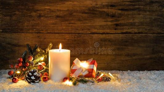 圣诞节现在的和蜡烛,家畜的肺脏和自然的装饰