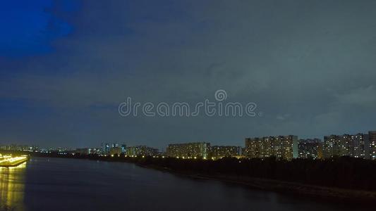 城市风光照片在黄昏和雷电交加的暴风雨越过房间建筑物