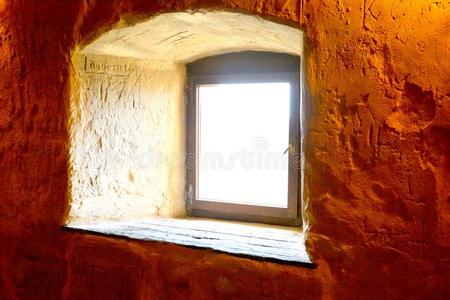 窗.中古的堡垒采用鲁佩亚条花织品之一种老的遗迹.反式