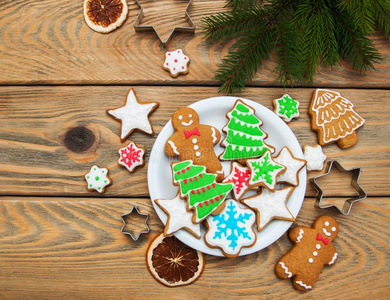 圣诞节姜和蜂蜜富有色彩的甜饼干