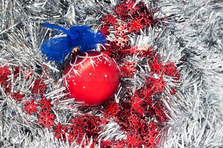 圣诞节装饰,球和带子向银金银丝织品背景