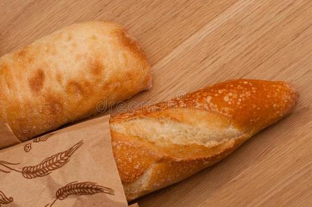 法国的和意大利人法国长面包向一木制的b一ckground