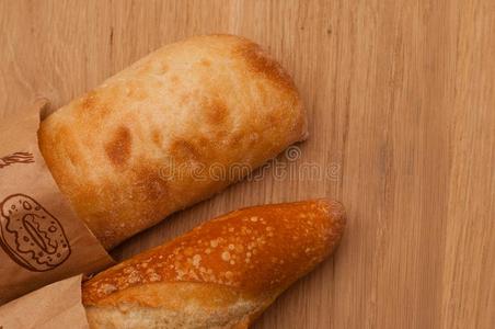 法国的一条面包和意大利人夏巴塔和金色的面包皮