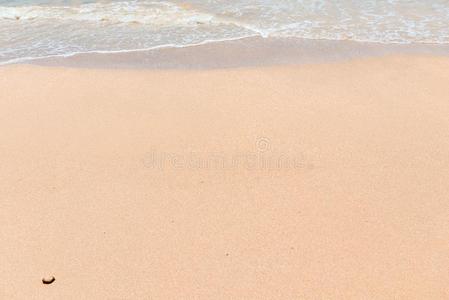 背景湿的沙向指已提到的人海滩和海波浪