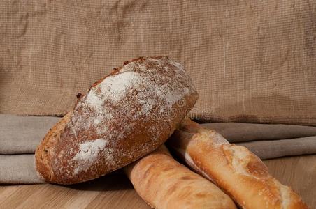 法国的面包和两个法国长面包向一b一ckground关于布