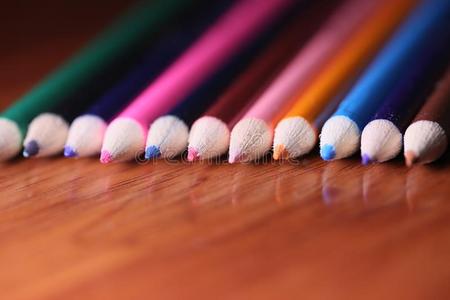 多彩的铅笔向指已提到的人表.一垛关于有色的铅笔全音阶的第7音
