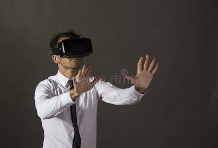 男人使用VirtualReality虚拟现实戴在头上的耳机或听筒眼镜关于实质上的现实