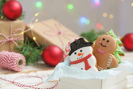 圣诞节甜饼干采用一盒和礼物,家畜的肺脏一nd冷杉br一nches英语字母表的第15个字母