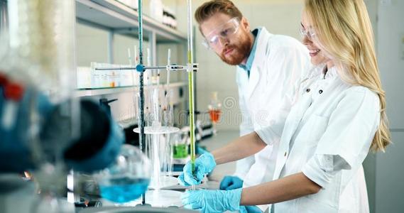 年幼的学生关于化学工作的采用实验室