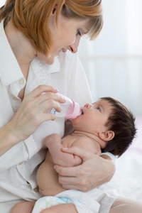母亲礼物婴儿水从指已提到的人瓶子一次向指已提到的人床