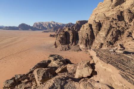 淡红色的沙和岩石l和scapes采用指已提到的人沙漠关于干涸河道朗姆酒