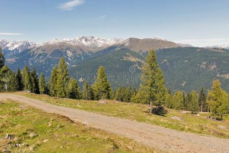 阿尔卑斯山的风景采用西方的Car采用thia,奥地利.