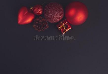 圣诞节红色的装饰向黑的背景.空间为文本