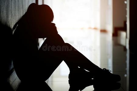 情绪低轮廓关于悲哀的和情绪低落的女人一次在走道关于条件照片