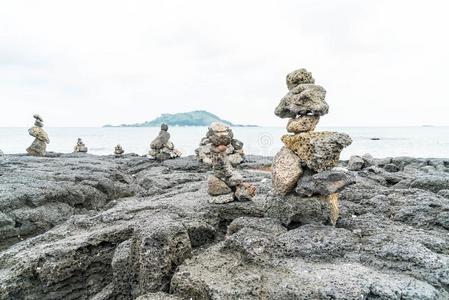 石头塔向玄武岩的岩石在Hyeopjae海滩,济州岛