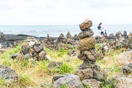 石头塔向玄武岩的岩石在Hyeopjae海滩,济州岛