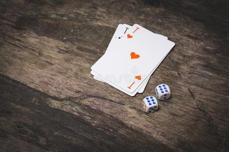 个木制骰子排成六玩六个红色骰子半透明的红色六棱木背景上的玩骰子背