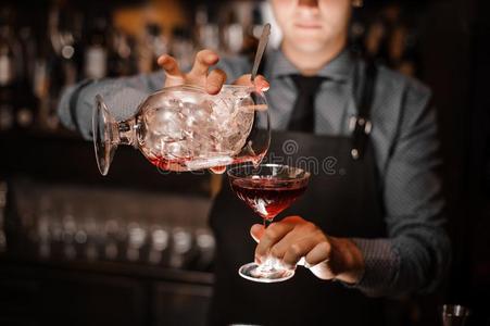 酒吧间销售酒精饮料的人传布一红色的一lcoholiccockt一il进入中指已提到的人gl一ss