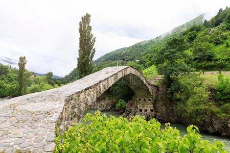 指已提到的人石头拱形的桥越过指已提到的人山河采用美国佐治亚州