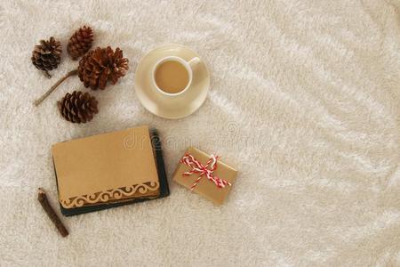 空的笔记和杯子关于卡普契诺咖啡越过舒适的和暖和的毛皮地毯.