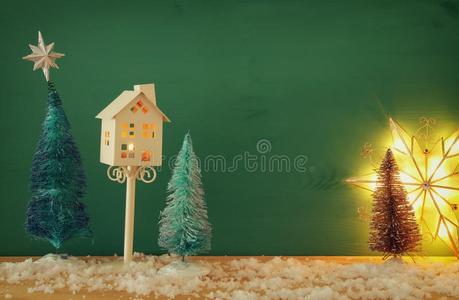 影像关于圣诞节树向下雪的木制的表.