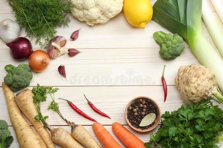 新鲜的蔬菜向白色的木制的背景.假雷达为菜单或