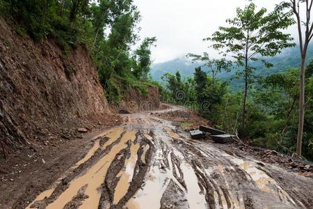 乘通过泥泞的泥土路