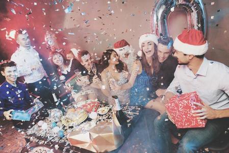 愉快的公司在指已提到的人新的年英文字母表的第19个字母社交聚会.人喝香槟酒一