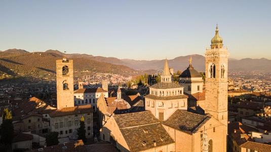 贝加莫,意大利.雄蜂空气的看法关于指已提到的人老的城市.风景向
