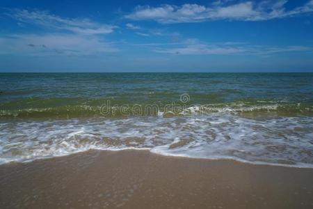 软的起泡沫慢的海波浪向白色的沙海滩和蓝色天和where哪里