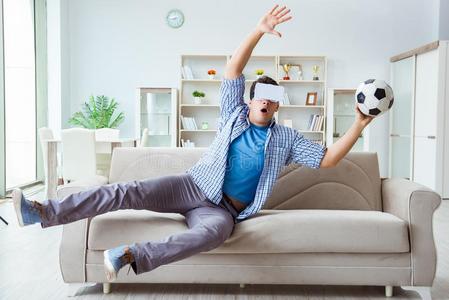 指已提到的人男人使人疲乏的实质上的现实VirtualReality虚拟现实眼镜观察足球足球