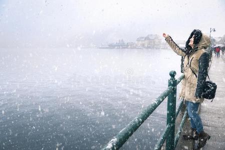 女人到达雪花向一下雪的d一y