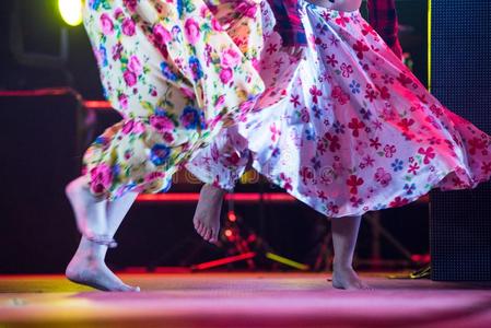 跳吉普赛人年幼的跳舞者女人赤脚的采用吉普赛人衣服danc采用g向阶段