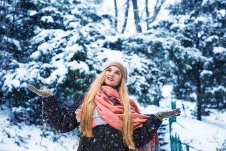 漂亮的青少年女孩步行采用城市公园在雪we在her