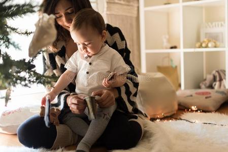 妈妈和婴儿装饰指已提到的人圣诞节树.