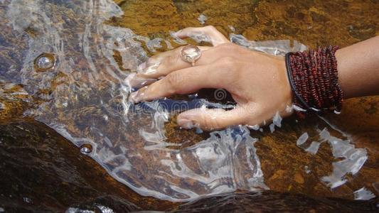 水果在水中溅起图片