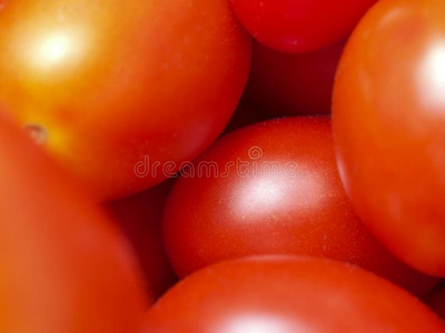 一很少的红色的番茄向指已提到的人全部的影像.