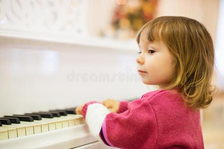 小的美丽的女孩是be的三单形式演奏向一白色的gr一ndpi一no.