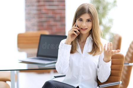 商业女人讲话向可移动的ph向e一次采用指已提到的人办公室