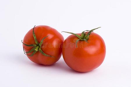新鲜的番茄向白色的背景.两个红色的成熟的番茄伊斯拉特